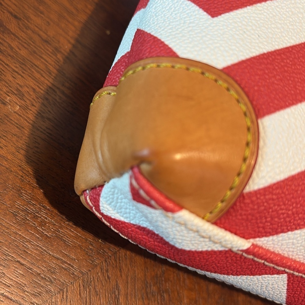 Dooney Bourke  Wavy Crossbody bag, leather red & White tan leather trim/red edge - Picture 13 of 17